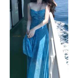 初夏绝美度假风法式设计感扎染蓝色吊带连衣裙女2026夏季新款长裙