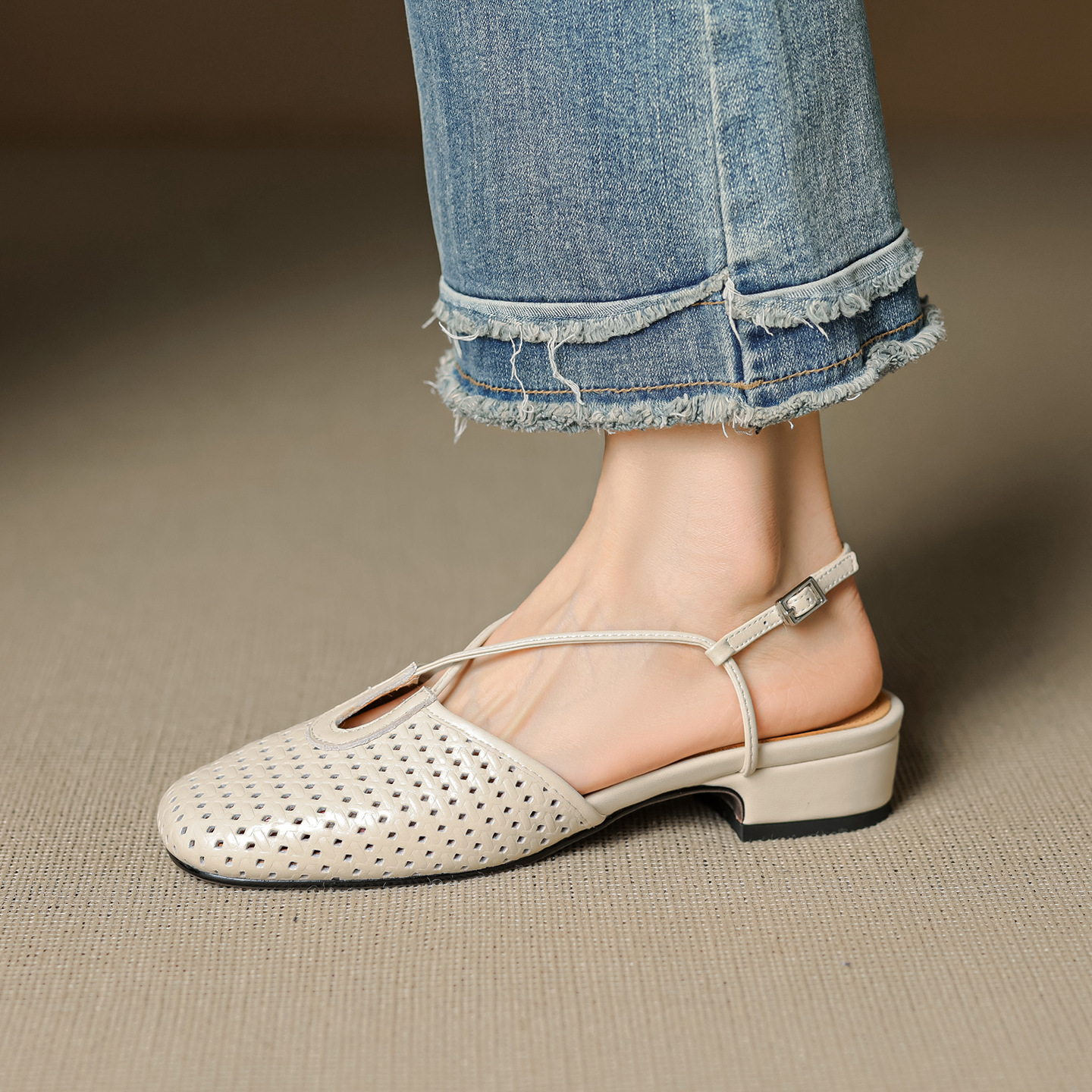 Sandal nữ Mary Jane quai chéo hở gót, gót thô 3 cm, mũi tròn bít — đen
