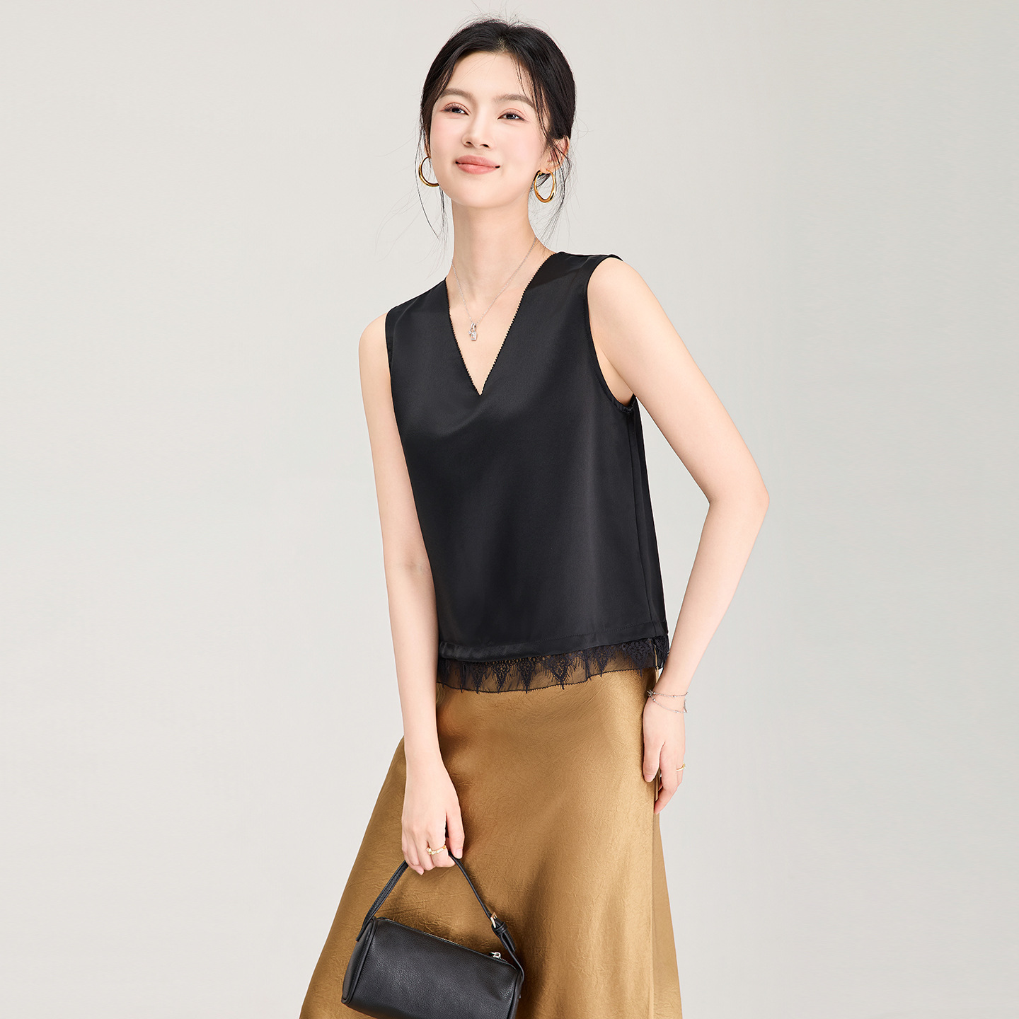 Áo hai dây nữ satin phối ren cổ chữ V — màu đen