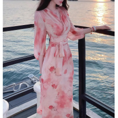 海边度假风粉色印花连衣裙2025夏季时尚洋气独特绝美法式系带长裙