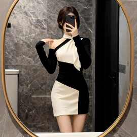 法式拼接撞色斜领露肩长袖连衣裙女秋冬修身辣妹风收腰包臀短裙子