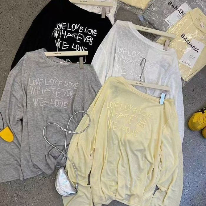 韓国の夏のファッショナブルな斜め襟フォームレタープリントレイジー長袖Tシャツ日焼け止めシャツ女性用ルーズオフショルダートップ|undefined
