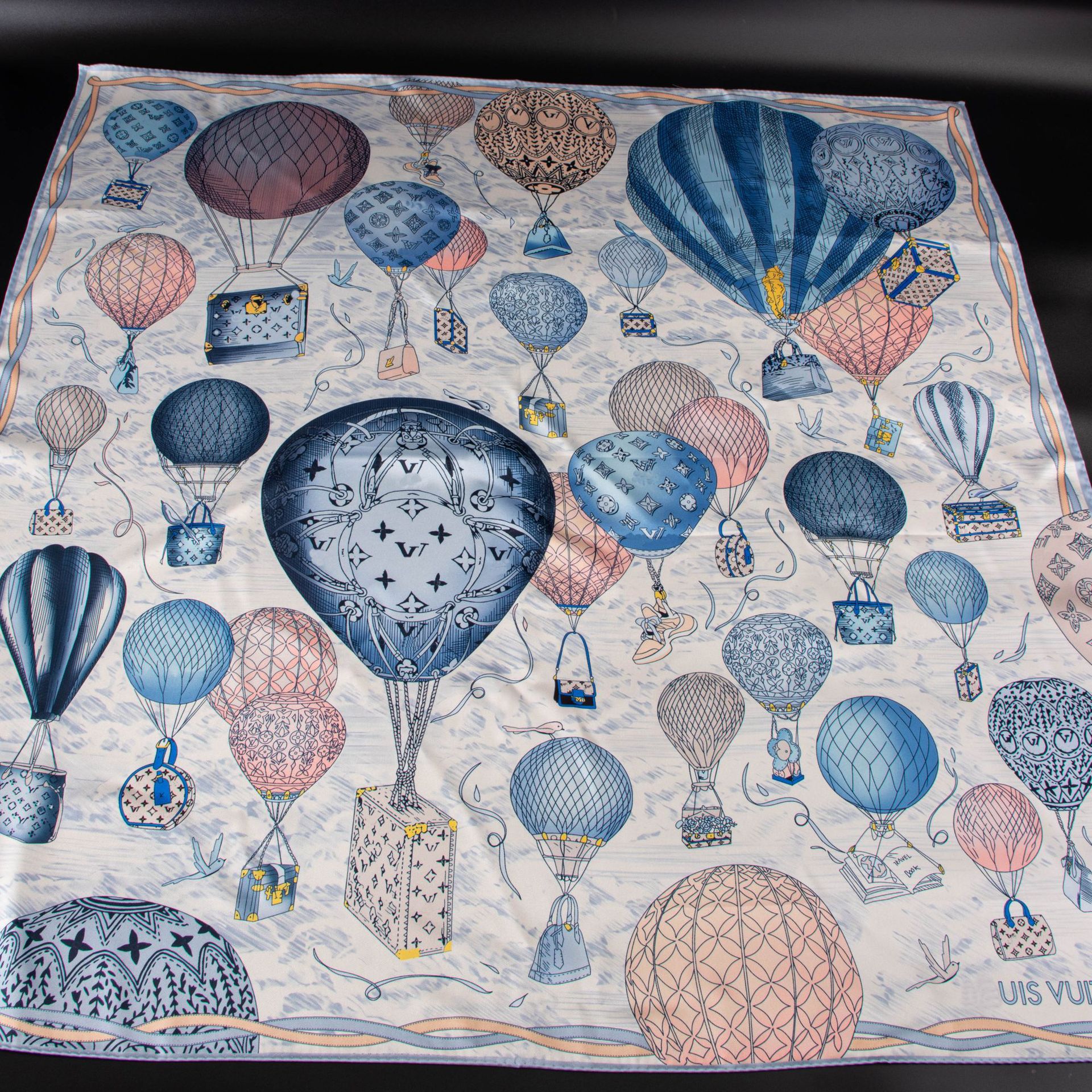 Bufandas de seda de moda europeas y americanas transfronterizas bufandas elegantes de alta calidad lujosas impresión de letras de seda impresión caliente en el extranjero