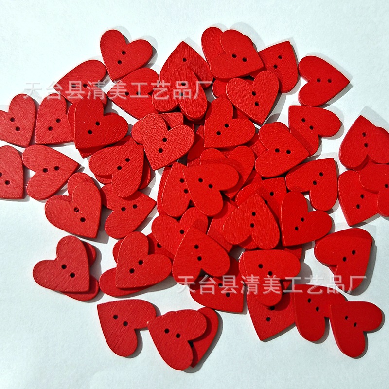 Botones de madera de corazón de melocotón de dos ojos al por mayor Botones de madera en forma de corazón mezclados de colores coloridos Botones de dibujos animados de amor de bricolaje hechos a mano