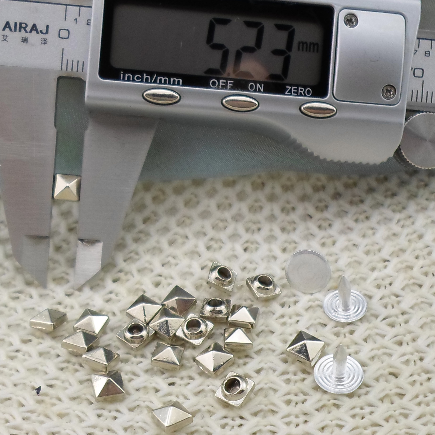 （合金）5MM金字塔手环皮带装饰铆钉 五金狗环毛环撞钉