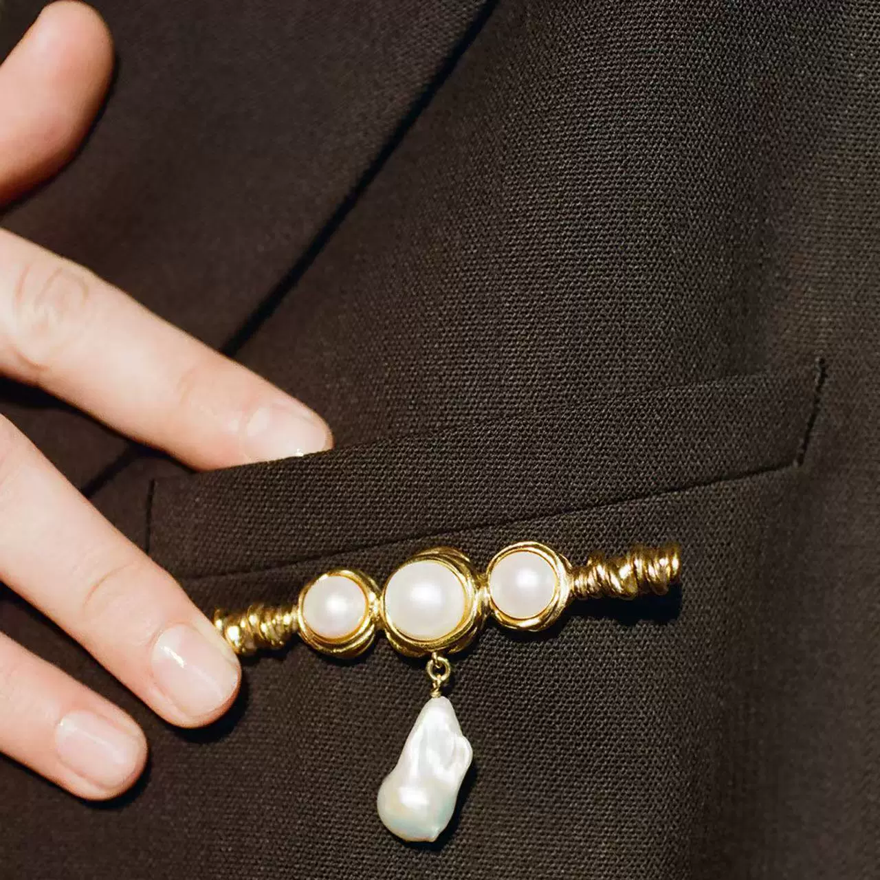 秋冬新款复古一字天然珍珠胸针女欧美风高级感巴洛克西服大衣配饰