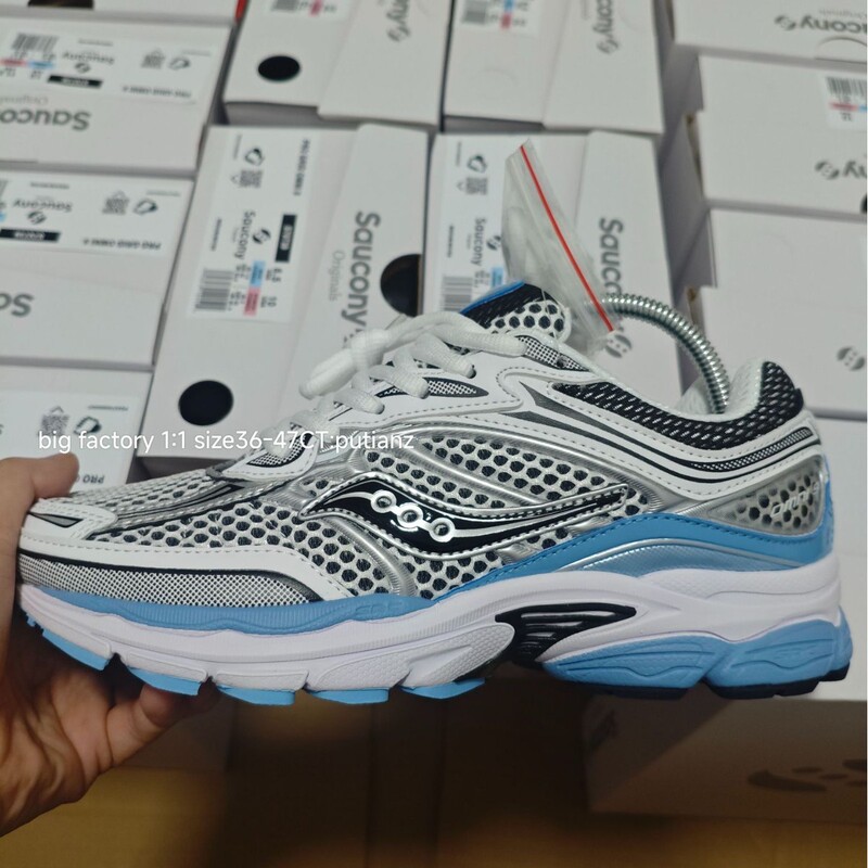 Saucony's new OMNI9 running shoes are designed for outdoor use, featuring a thick sole, excellent durability, and breathable construction, making them suitable for both men and women