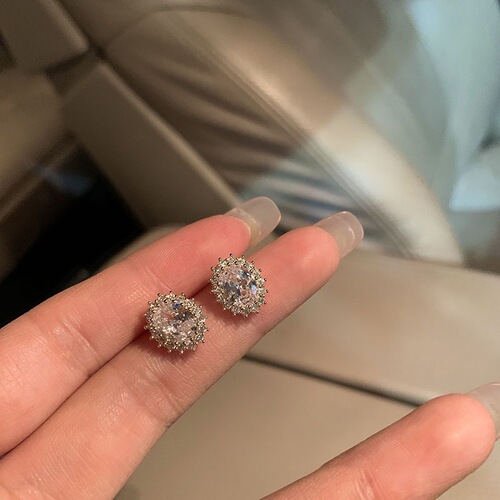 Super shiny pigeon egg temperament zircon silver needle earrings for women niche design high-end light luxury fashion earrings