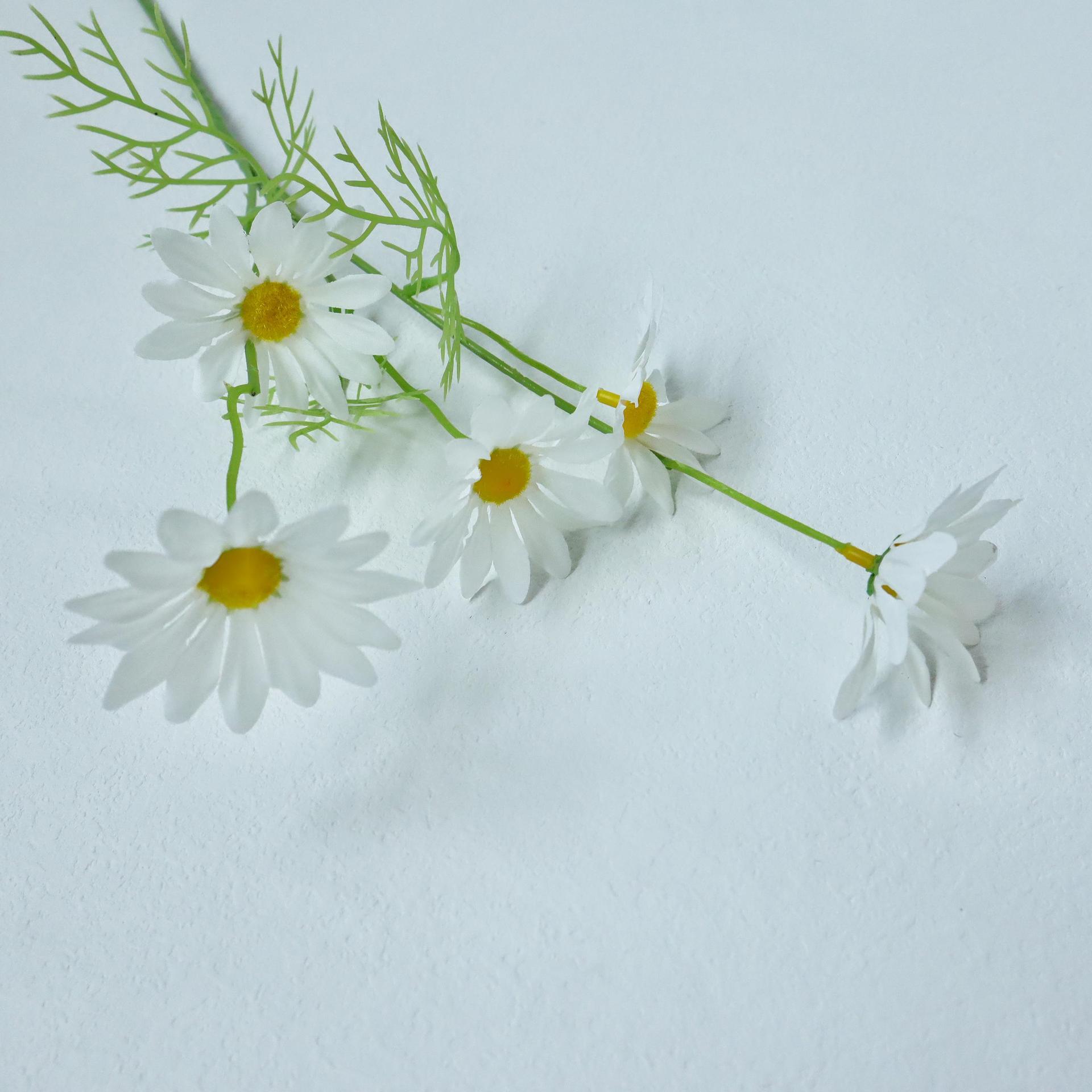 Crisantemo holandés artificial de 5 cabezas para decoración de bodas y hogar, accesorios para fotografía, flores artificiales pequeñas de margarita hechas a mano al por mayor.