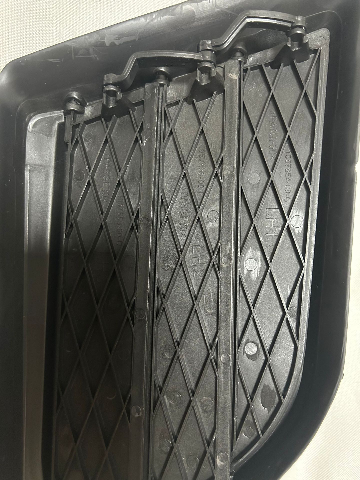 Suitable for Tesla accessories ModelS brand new front fog lamp frame grille 1057851 1058007
