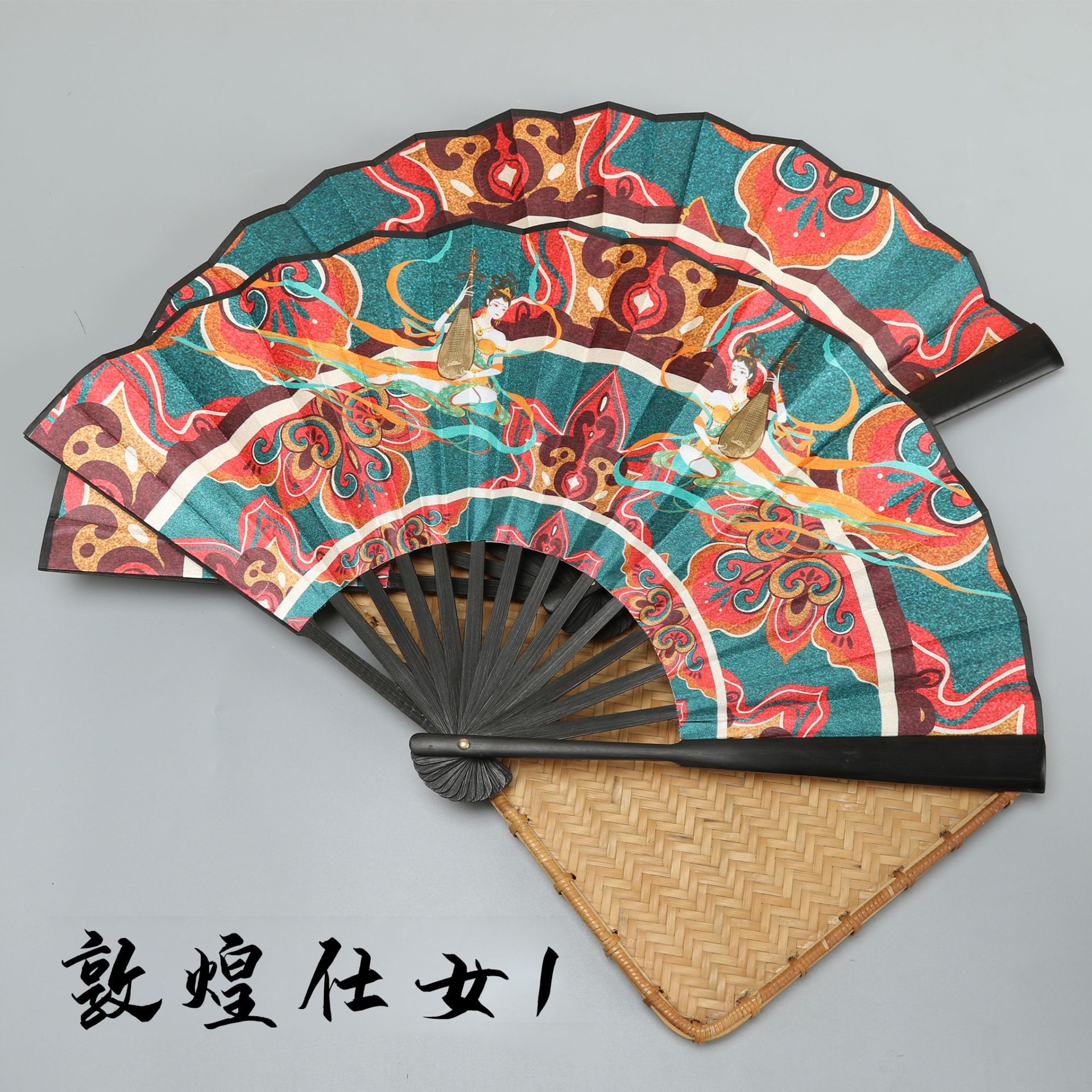 2023 nuevo paño de seda ventilador de bambú ventilador de dama de honor ventilador de regalo estilo nacional saludo ventilador de dibujos animados disco moda nacional ventilador plegable al por mayor