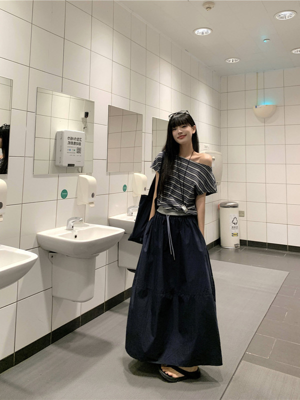 甘くてクールなホットガールスタイルの斜め肩ストライプ Tシャツリラックスした花のつぼみスカート 2025 夏の新しいファッションスーツ女性のための|undefined