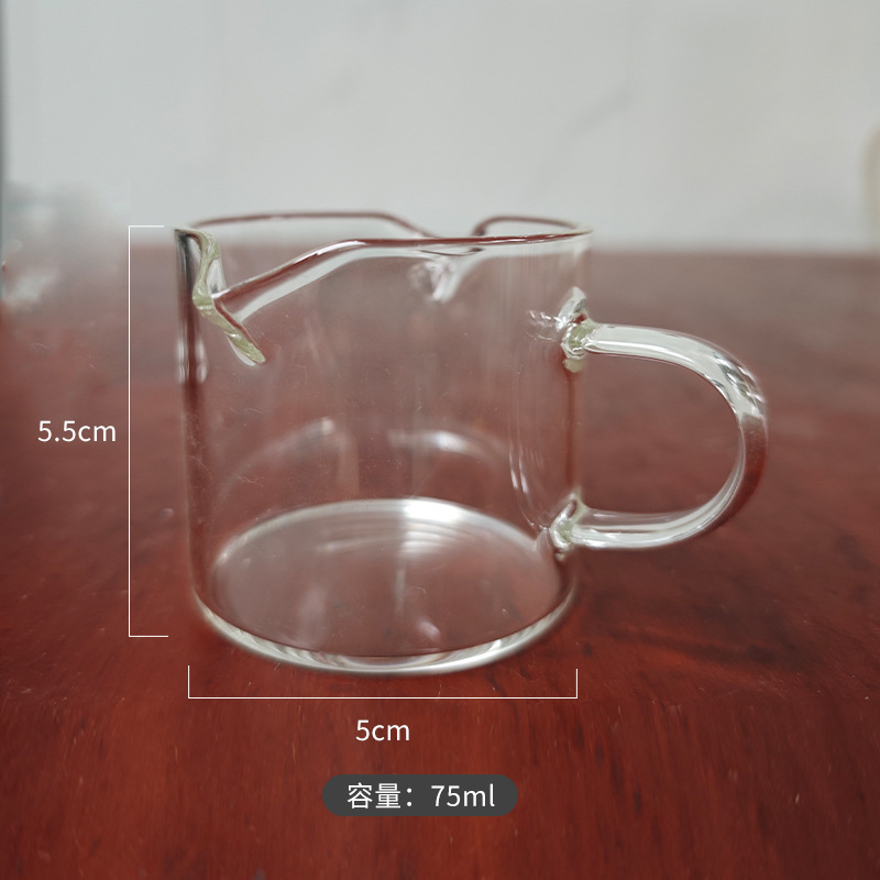 側木は口の小さいミルクの杯の透明なガラスを目盛りの測定の杯のエスプレッソのオンスの杯の小さいミルクの缶を持ちます。|undefined