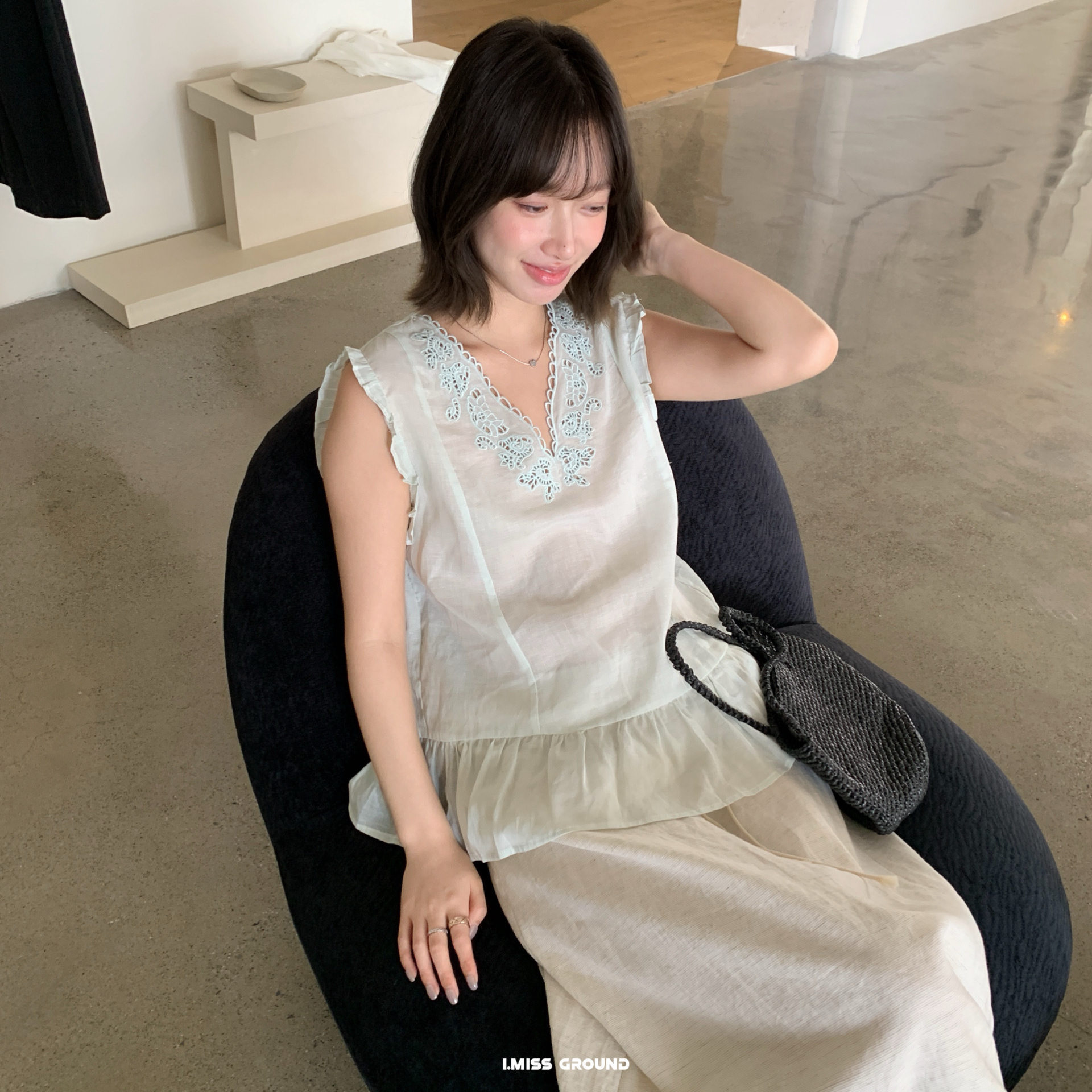 Áo hai dây ren hở lưng V cutout phong cách Pháp thêu hoa — xanh lam, màu hồng, màu trắng, Vàng nhạtcolor