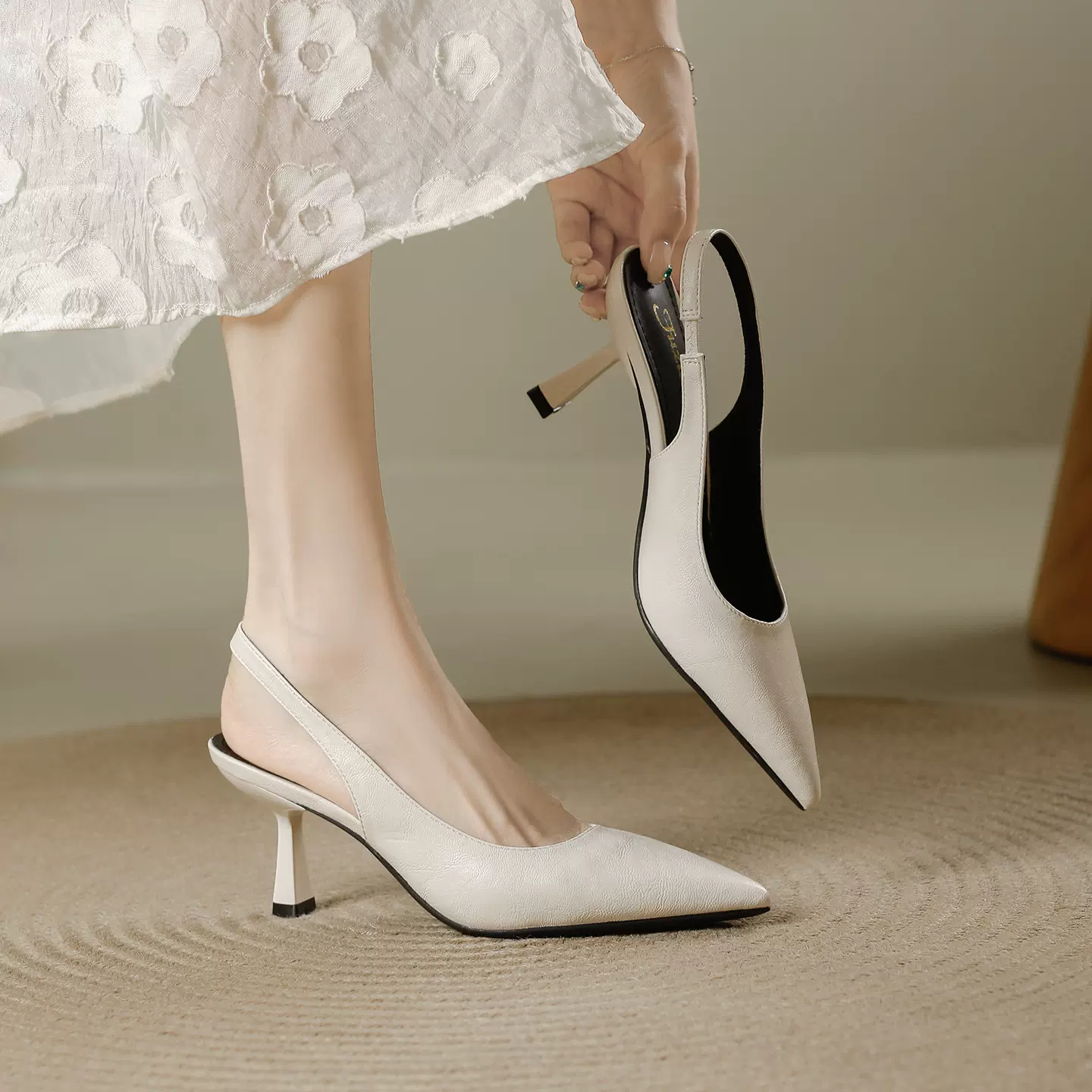 包头凉鞋女夏季外穿2025年新款一字带气质职业百搭后空尖头高跟鞋