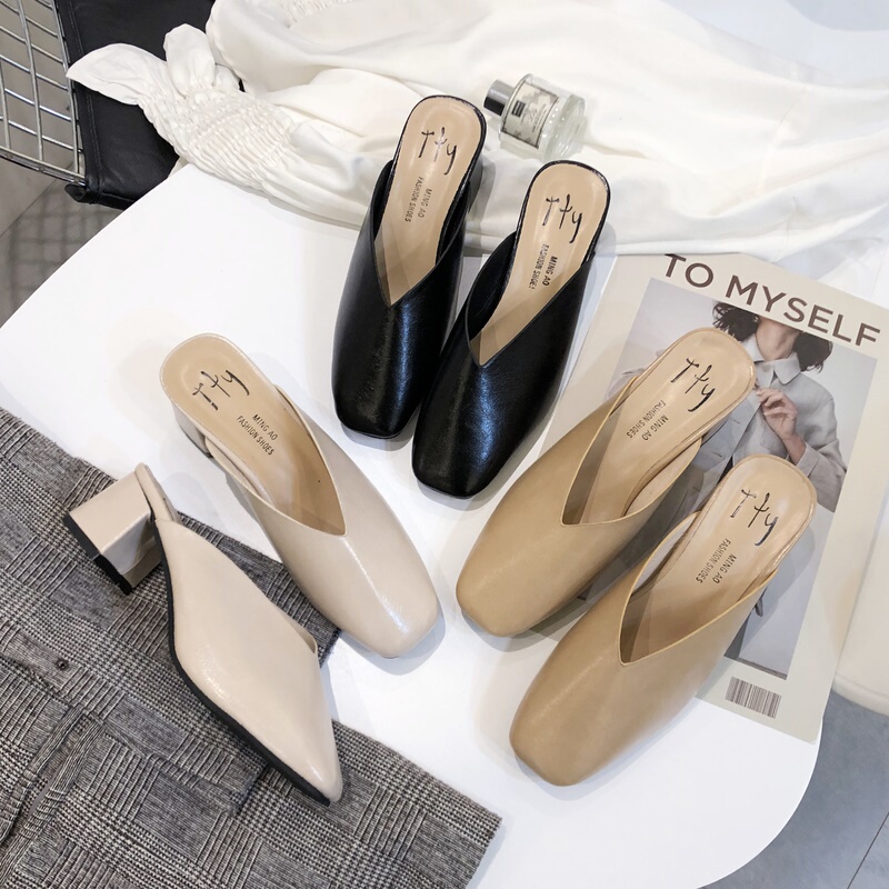 Women's clothing store fitting room slippers, women's fitting shoes, women's clothing store, women's shoes, high heels, fitting room, trying on clothes Women's clothing store fitting room slippers, women's fitting shoes, women's clothing store, women's shoes, high heels, fitting room, trying on clothes