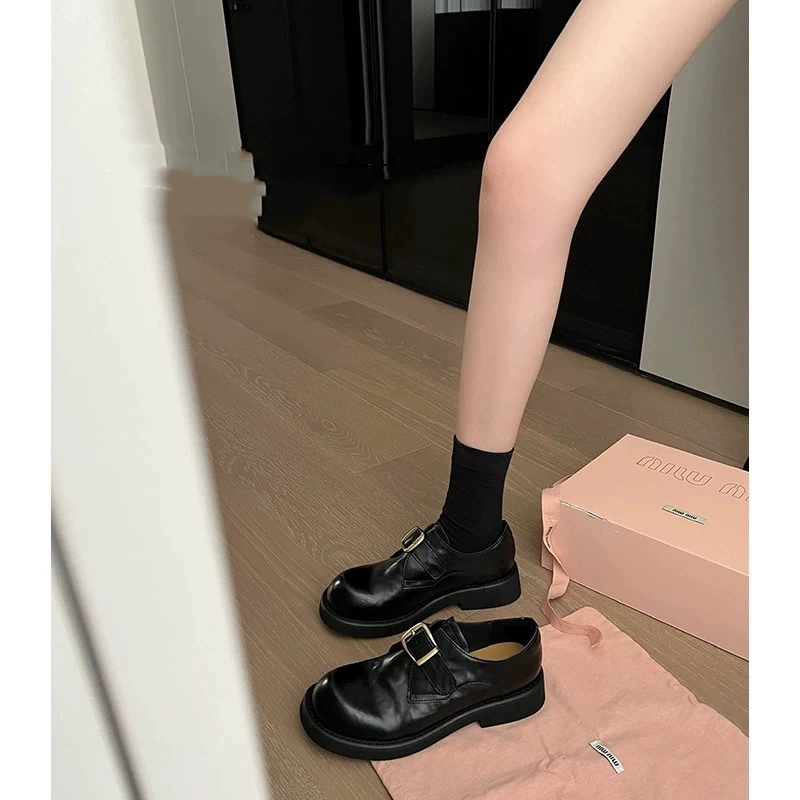 Европейские и американские маленькие кожаные туфли Lofu женские 2024 новые тонкие пуговицы толстые каблуки Leofu обувь женские осенние и зимние повседневные дикие одиночные туфли