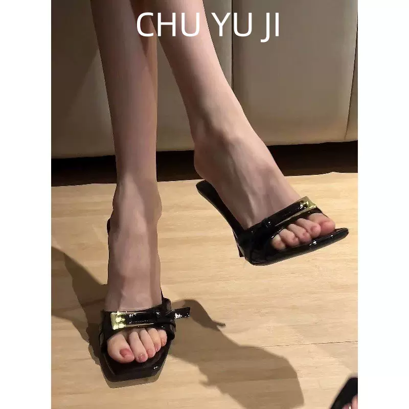 初遇季2026春夏季新款露趾方头黑色漆皮一字带皮带扣细跟高跟凉鞋