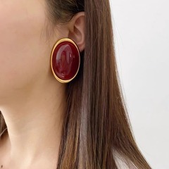 欧米の軽豪華なレトロ高級感のあるワインレッド樹脂の楕円形のイヤリングはシンプルで雰囲気があります。