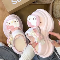 かわいい厚い底の穴の靴の女性のタイプは2025の新型の砂浜の滑り止めを着て糞感の包頭の涼しいスリッパの女性の夏を踏みます。