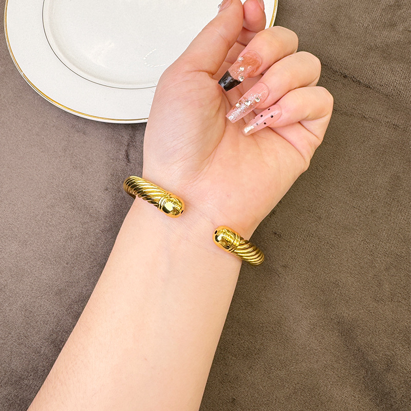 Nueva pulsera de oro de arena antigua, pulsera de apertura de giro retro para mujer, temperamento de alta calidad, joyería que no se desvanece durante mucho tiempo