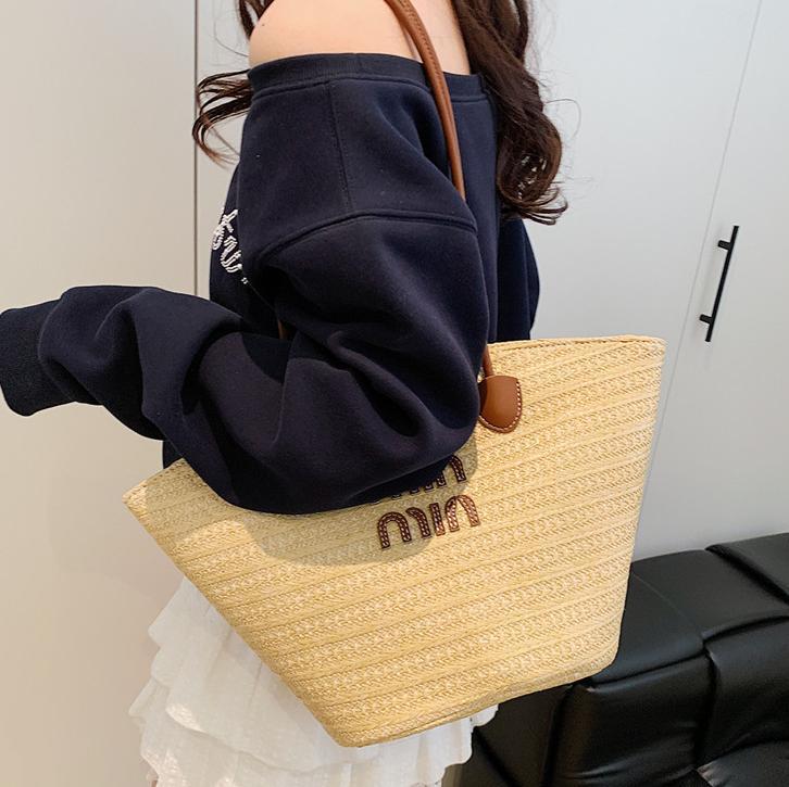 Venta caliente de verano bolso tejido caliente femenino 2025 nuevo bolso de cubo de playa de vacaciones bolso de paja de gran capacidad