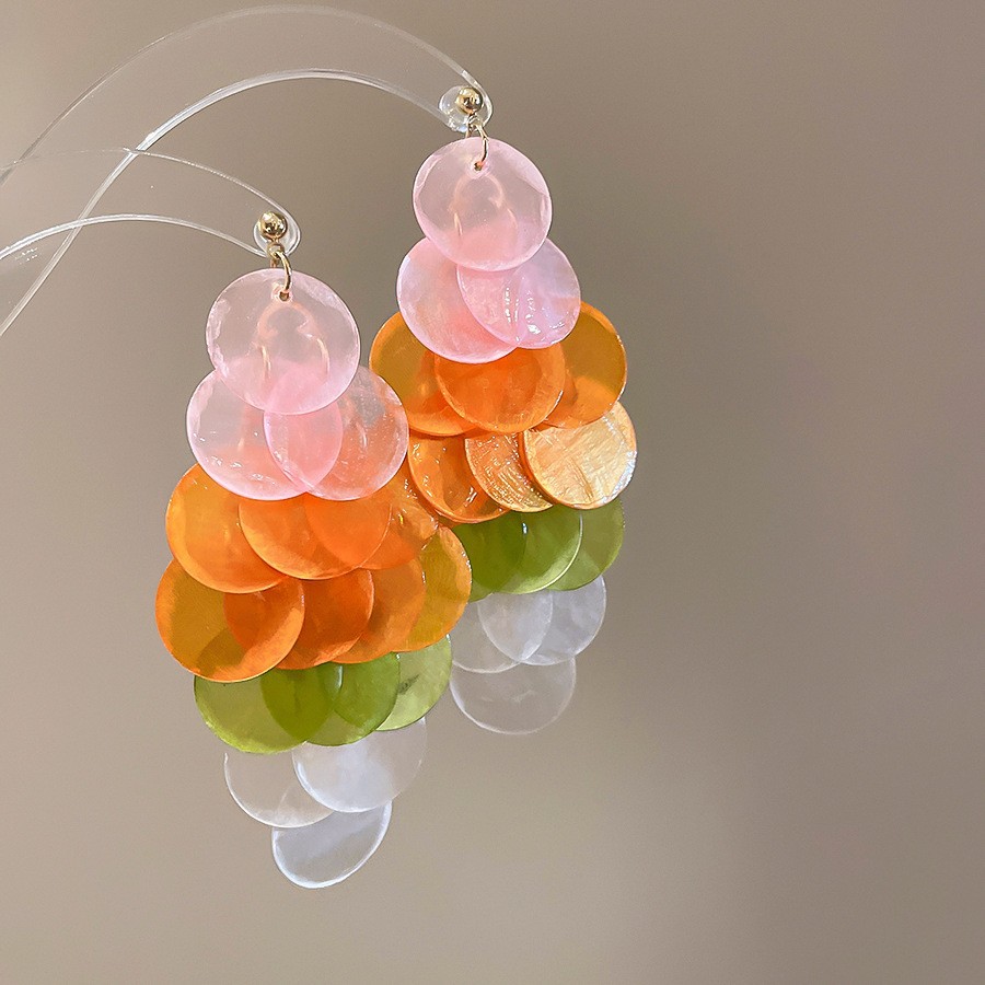 Pendientes de borla de concha redonda con aguja de plata Pendientes de temperamento de estilo de vacaciones junto al mar Pendientes de todo fósforo de alta gama de moda al por mayor