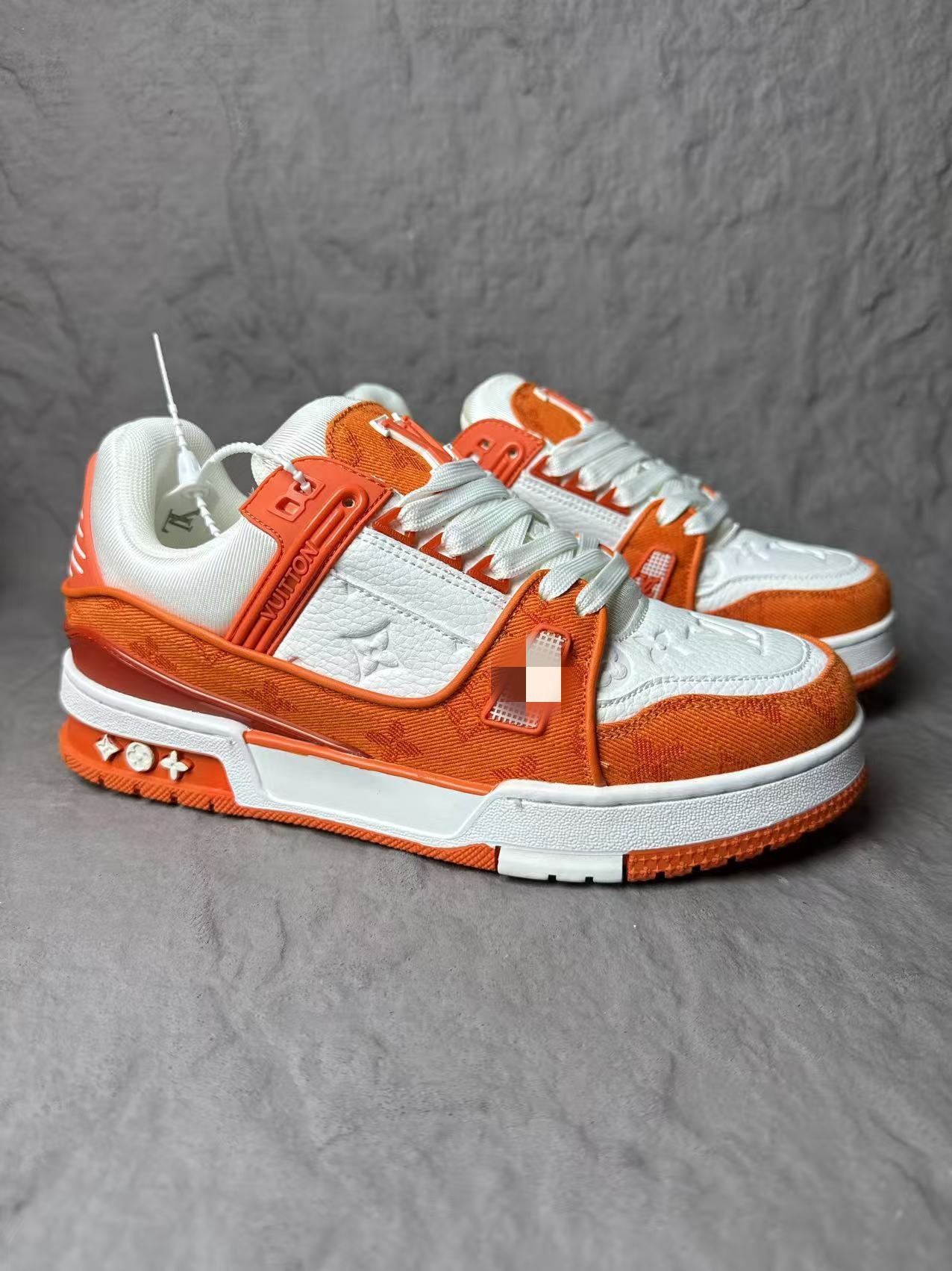 Spot comercio exterior transfronterizo burro entrenador blanco cemento vaqueros azul moda deportiva casual pareja hombre y mujer skate