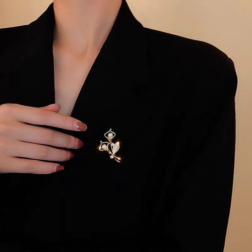 New Pearl Tulip Brooch Women's Light Luxury Niche Design Corsage High-end Pin Jewelry Clothing Accessories Wholesale