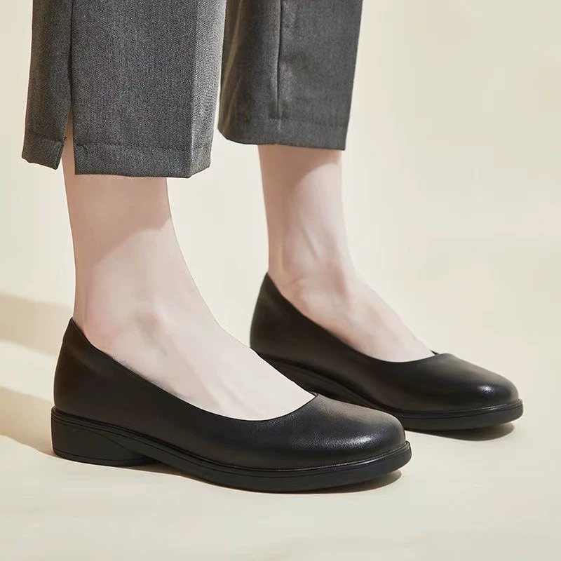 Женские кожаные балетки с круглым носком, низким каблуком, толстой подошвой, неглубоким вырезом, мягкой подошвой, удобные для работы, весна 2025 года.