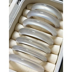純粋な天然の瑪瑙のブレスレットの女性のシャンパンの金の白い月の光の玉の髄の玉の腕輪の高氷の透レイシは凍っています。