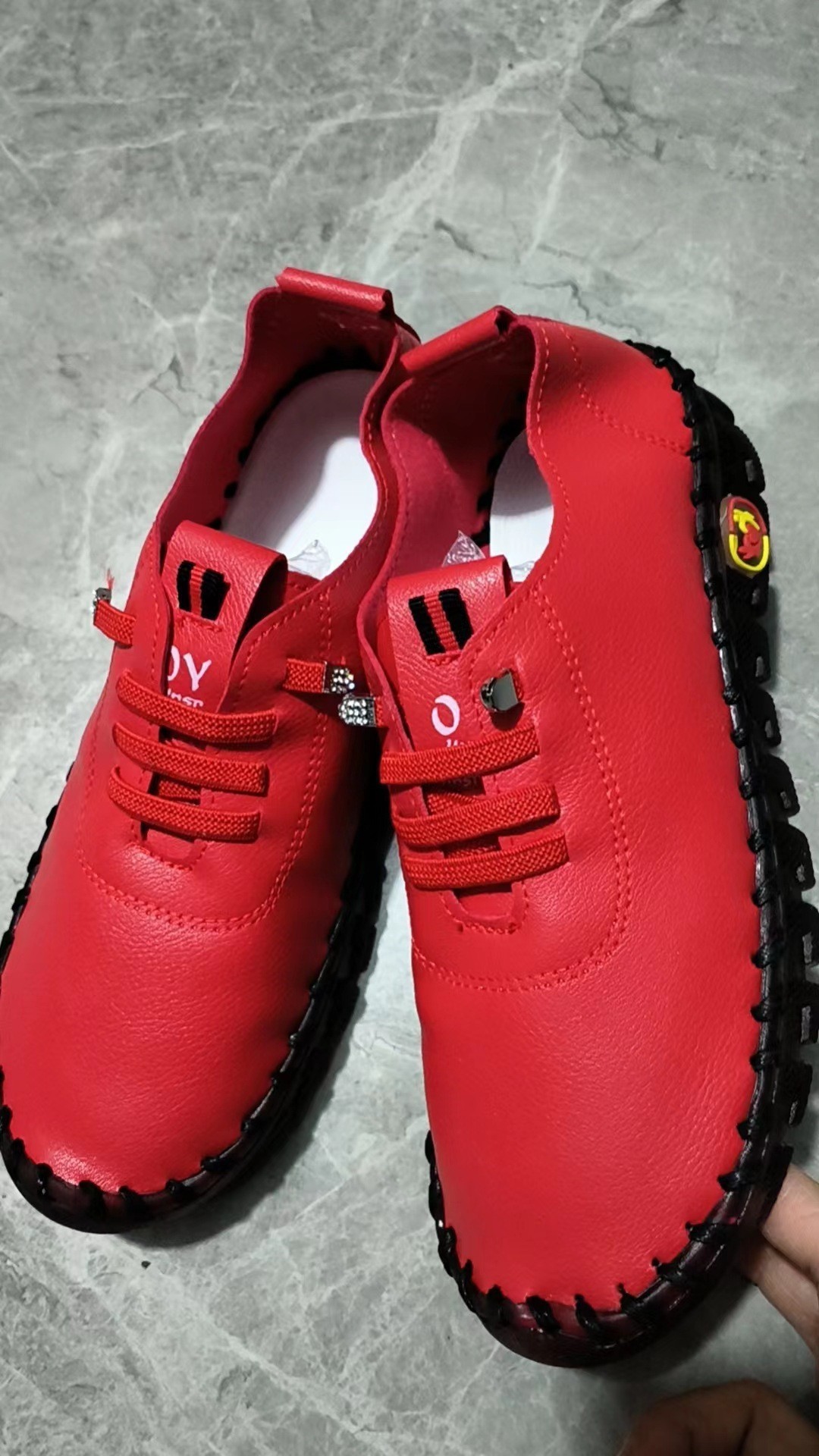 24 primavera y verano nuevos zapatos de tamaño único transfronterizos de tendón de tauro de mujer con suela suave costura a mano zapatos de madres mayores en stock al por mayor