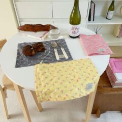 Ins格子縞蝶結びの食事マット両面断熱マットナプキンの後ろにガーゼのデスクトップアクセサリーが背景布を撮影します。