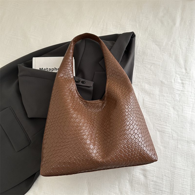 Casual diseño de gran capacidad de estilo extranjero bolso de hombro 2025 moda trenzado bolso de viaje simple retro bolso de brazo