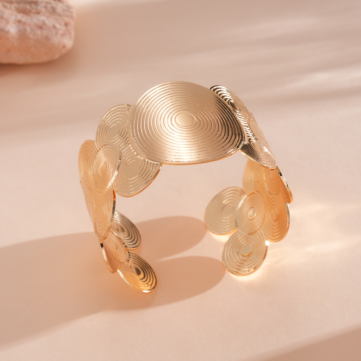 Europa y los Estados Unidos flores transfronterizas redondas estriado pulsera de moda simple pulsera de viento de alto nivel nicho joyas de diseño