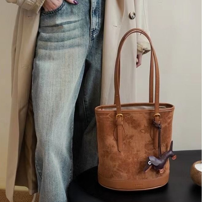 Capacious shoulder bag