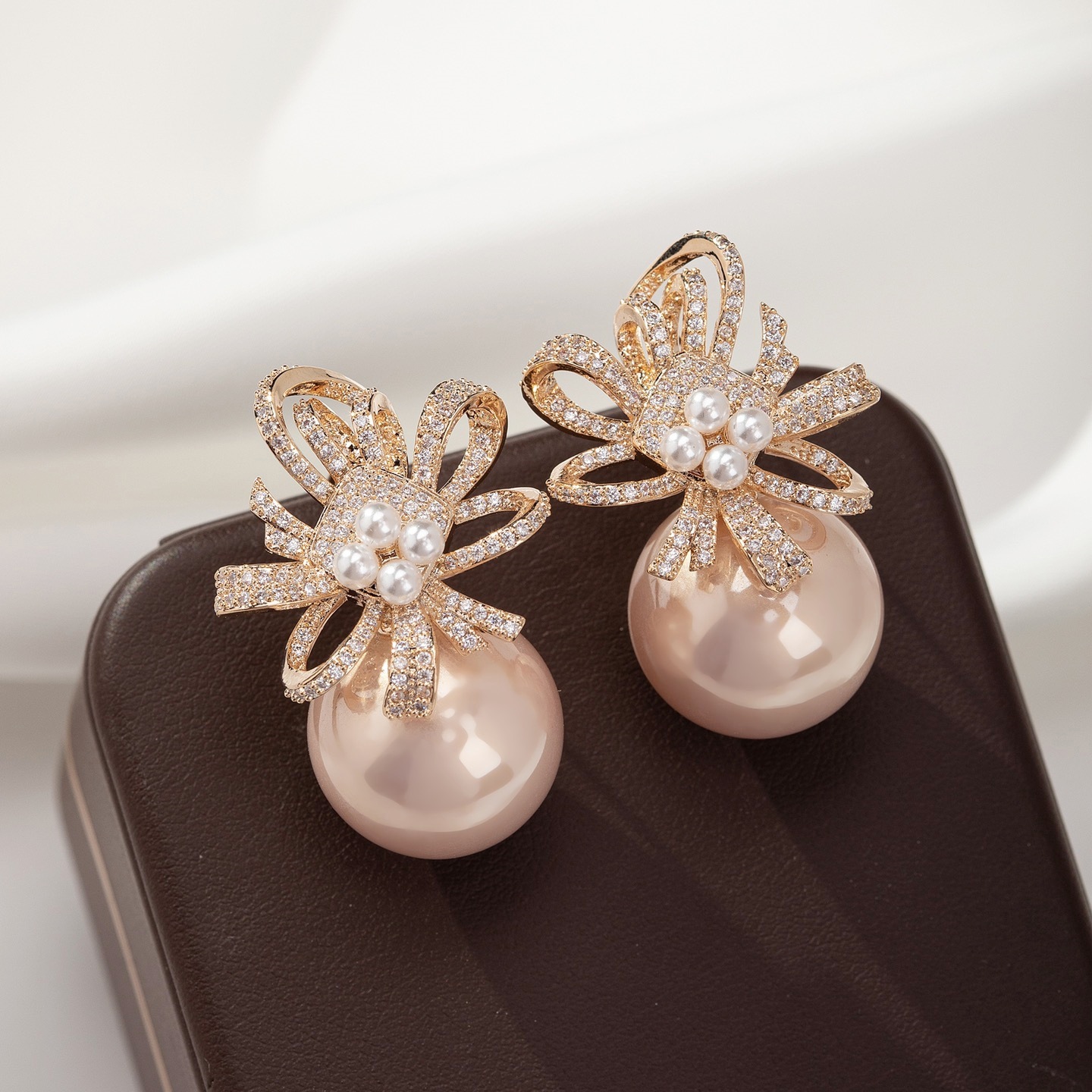 fashionable elegant hair band with bow