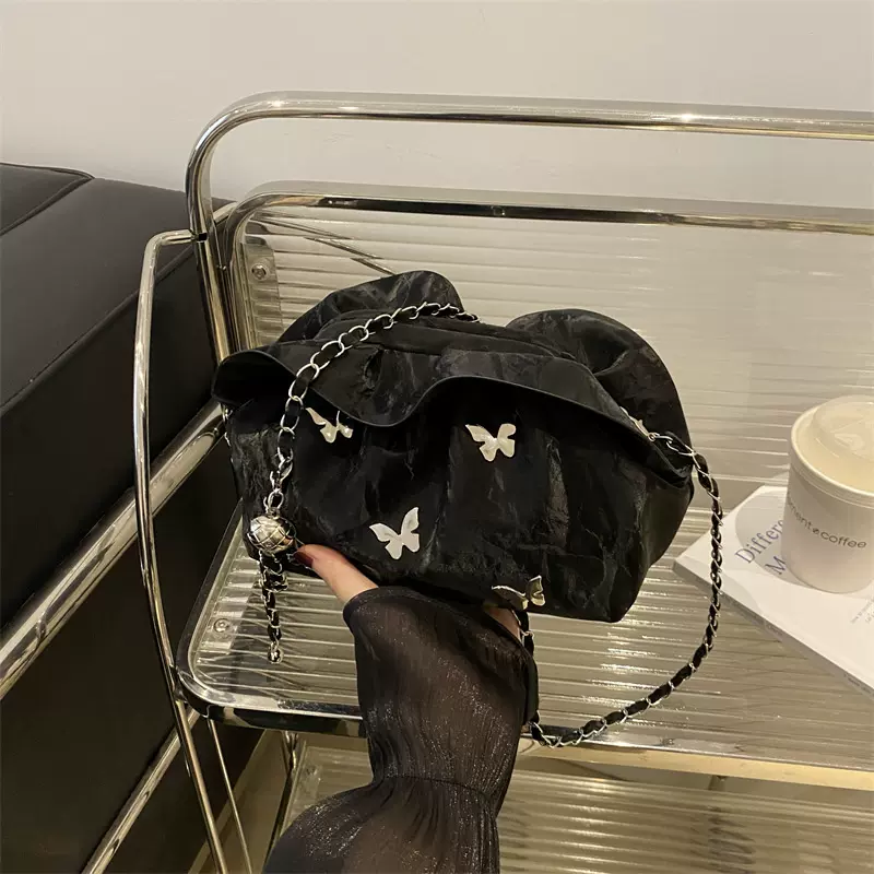 韩版小众高级感单肩包女百搭通勤水桶包蝴蝶链条斜挎抽绳褶皱包包