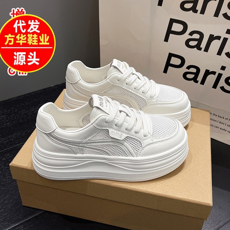 Zapatos blancos transpirables de verano para mujeres en 2026 nueva versión coreana de zapatos deportivos casuales ultraligeros y gruesos.