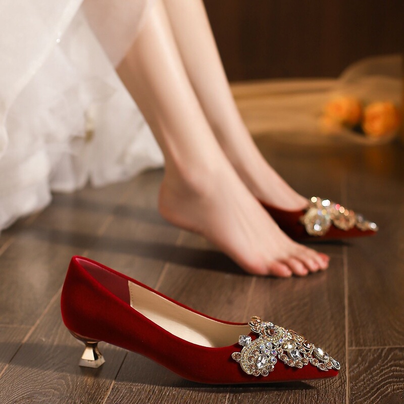 Niche high-end rhinestone bridal wedding shoes for women, Chinese-style Xiuhe dress, stunning red low-heel shoes that are comfortable for the feet, suitable for toasting guests Niche high-end rhinestone bridal wedding shoes for women, Chinese-style Xiuhe dress, stunning red low-heel shoes that are comfortable for the feet, suitable for toasting guests