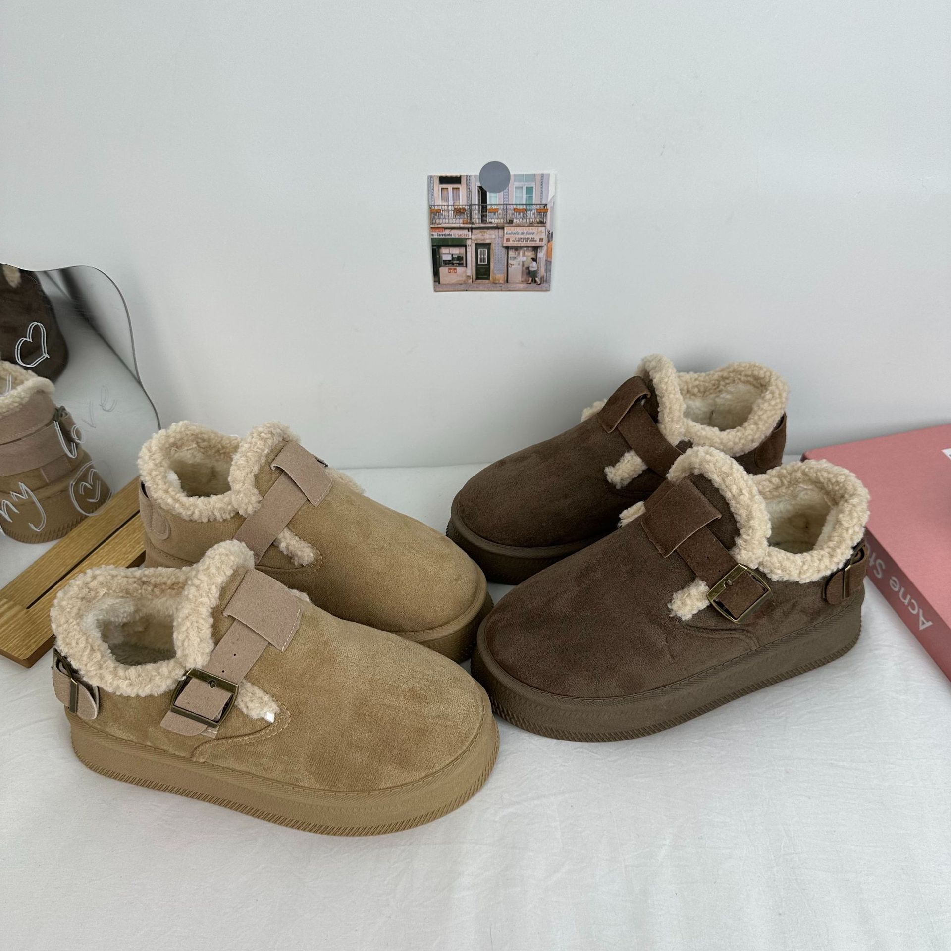 Zapatos de algodón de suela gruesa de invierno de onda lejana 2024 botas cortas de punta media más terciopelo Botas de nieve para mujer de nicho de todo fósforo