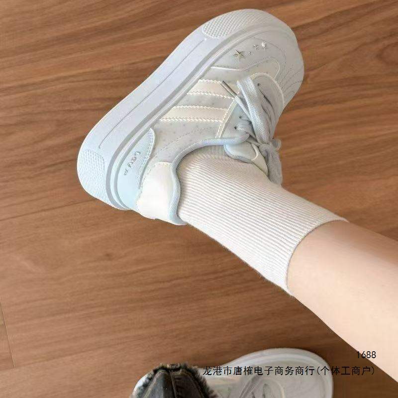 Cream-colored, thick-soled white sneakers for women, perfect with dresses, a stunning look for 2026, ideal for summer casual wear, and a trendy "bread shoe" style Cream-colored, thick-soled white sneakers for women, perfect with dresses, a stunning look for 2026, ideal for summer casual wear, and a trendy "bread shoe" style