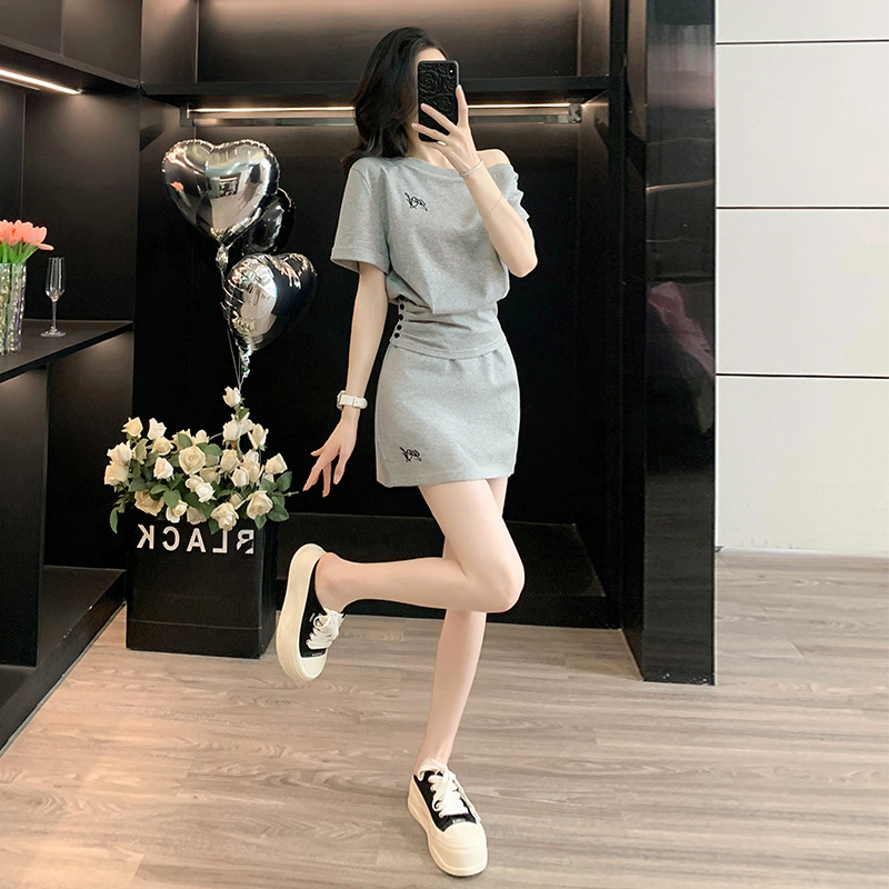 2026 Super Trendy Outfit: a Cool and Stylish One-Shoulder Short-Sleeve High-Waisted Short Skirt Two-Piece Set with a Casual Sporty Style