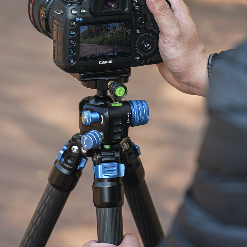 Maizek low center of gravity portable carbon fiber tripod set with fine-adjustment center axis-free photography
