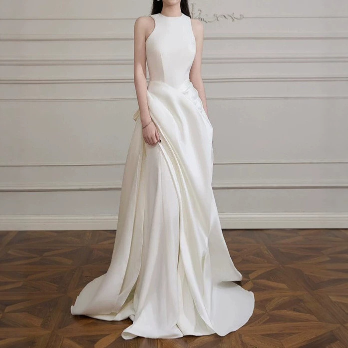 French-style halter neck light wedding dress with an elegant and luxurious satin design, featuring a train, suitable for bridal outings, engagement, travel photography, and evening wear