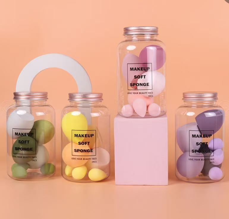 Cuatro grandes y tres pequeñas latas paralelas de huevos de belleza