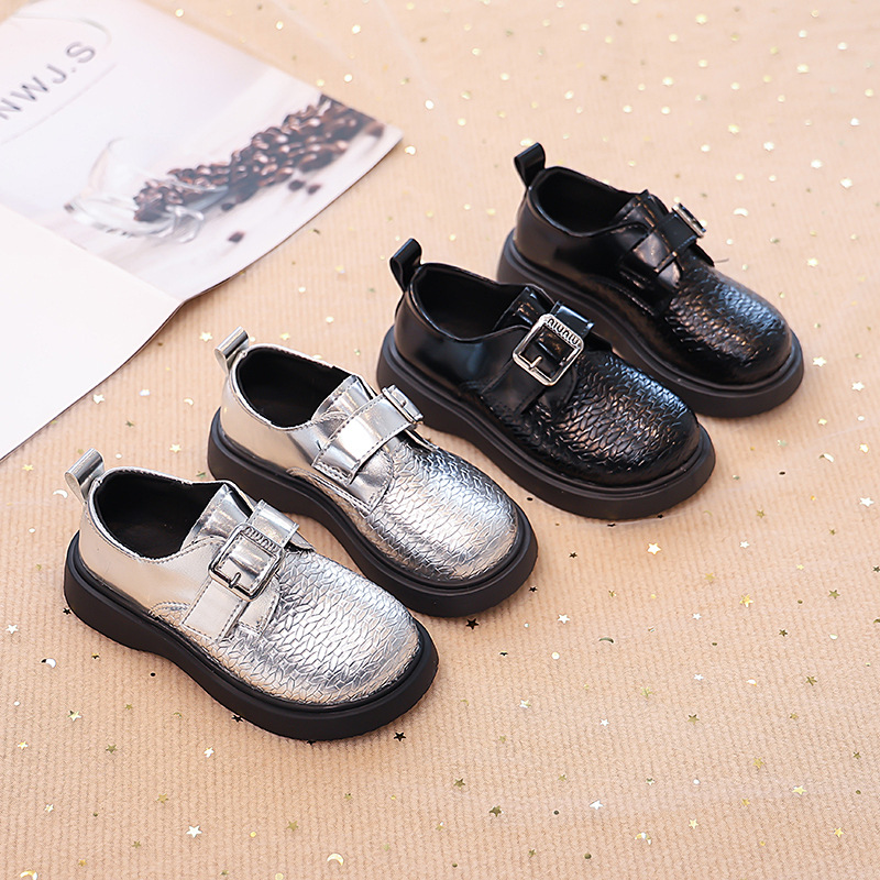 Zapatos de cuero para niñas 2025 primavera y otoño nuevos zapatos de estilo de princesa de moda con suela suave negra estilo británico zapatos de moda