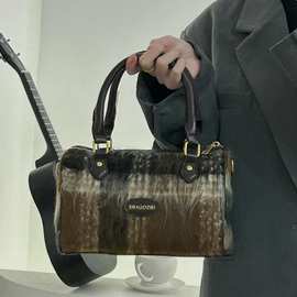 小众格子毛呢手提包女2024秋冬新款软乎乎百搭斜挎包通勤波士顿包