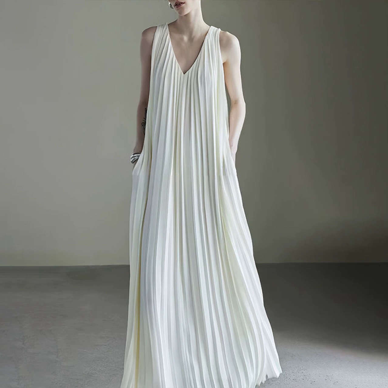 Роскошное длинное платье без рукавов с плиссированным V-образным вырезом для женщин, летний стиль, легкая роскошь, свободный крой, для похудения.