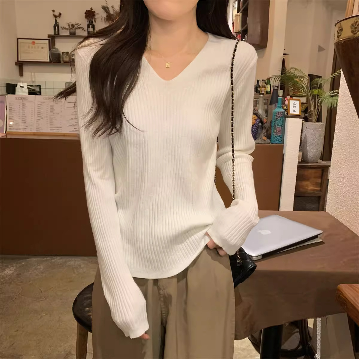 Autumn and Winter French V-Neck Simple Slim-Fit Base Top for Women, Ribbed Slimming Inner Layer, Comfortable Soft Knitted Sweater